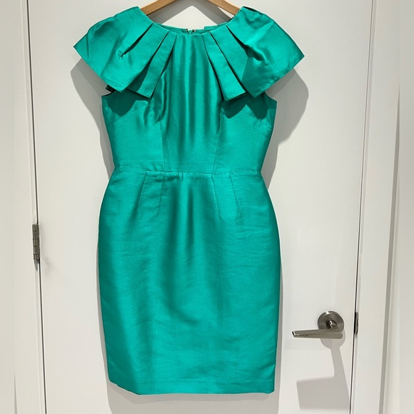 💚 gorgeous pure silk dress in a fitted silhouette with unique raffle detail - Picture 1 of 9
